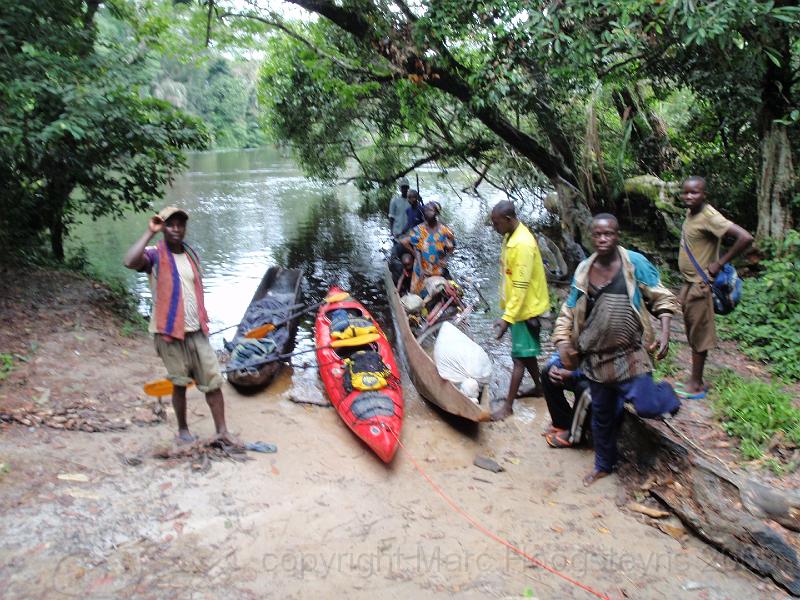 P23 Taking a rest at a ferry point. Our kayk is already becoming a legend in these parts of the Congo..jpg